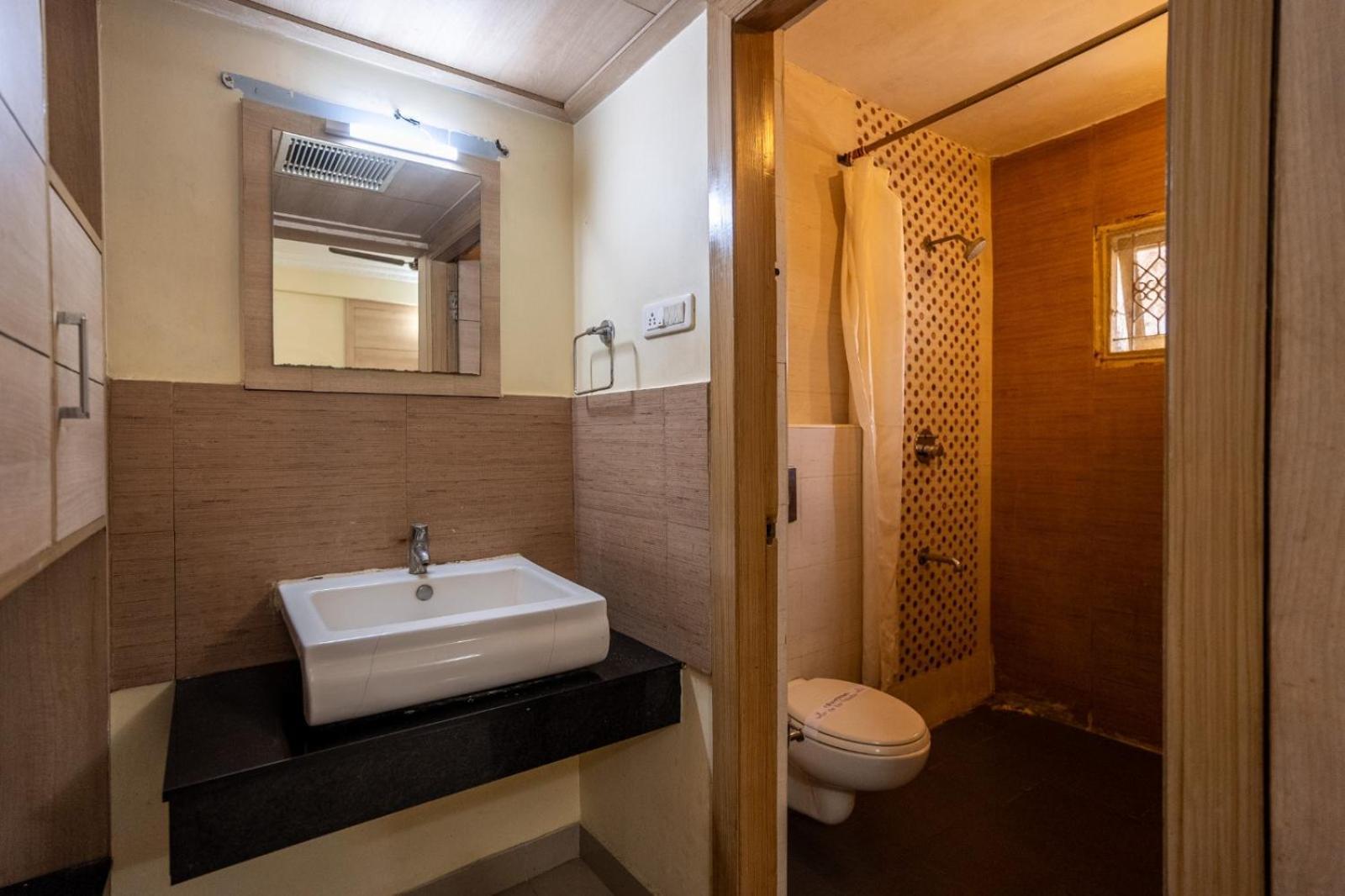 טירונלוולי Sree Bharani Hotels מראה חיצוני תמונה