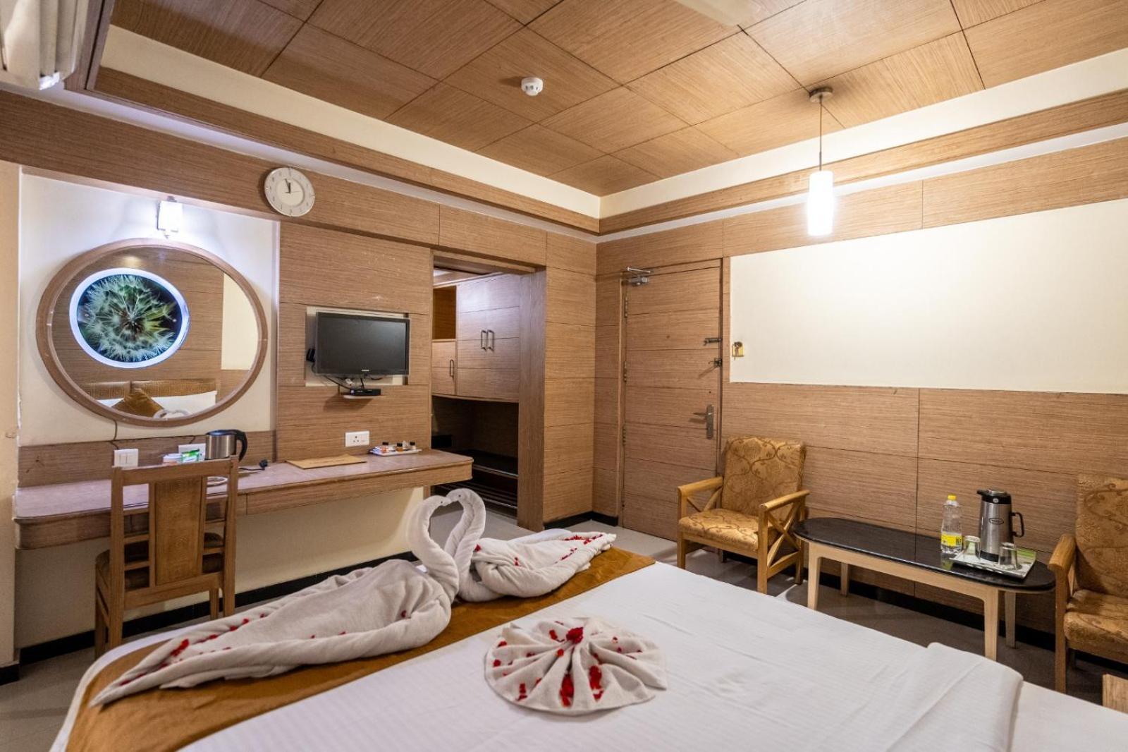 טירונלוולי Sree Bharani Hotels מראה חיצוני תמונה