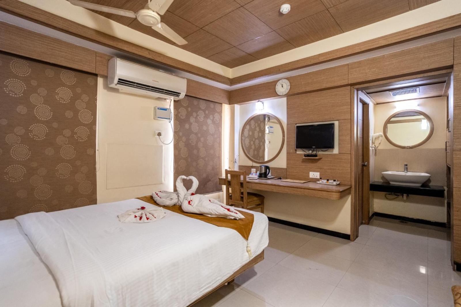 טירונלוולי Sree Bharani Hotels מראה חיצוני תמונה