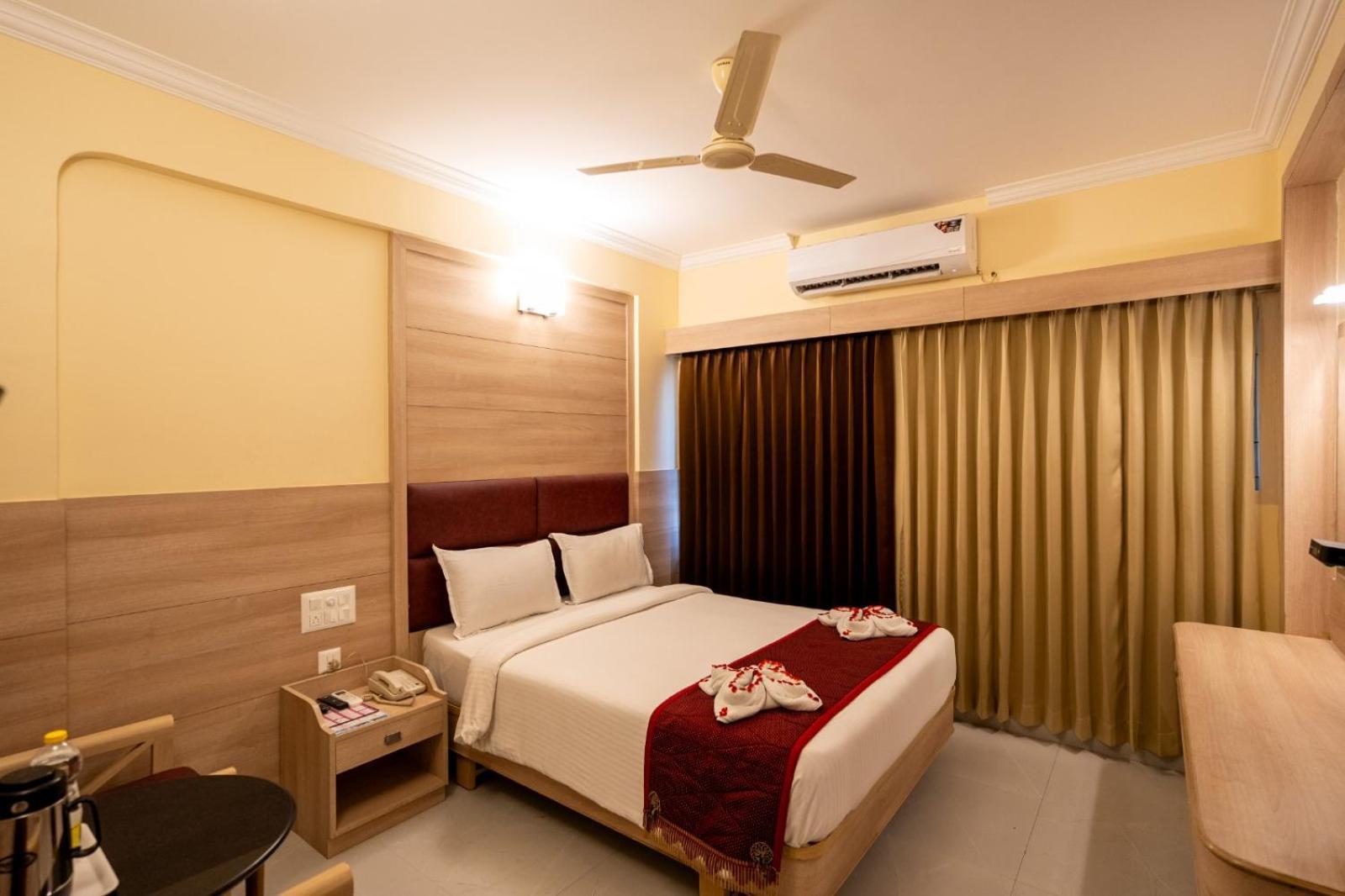 טירונלוולי Sree Bharani Hotels מראה חיצוני תמונה