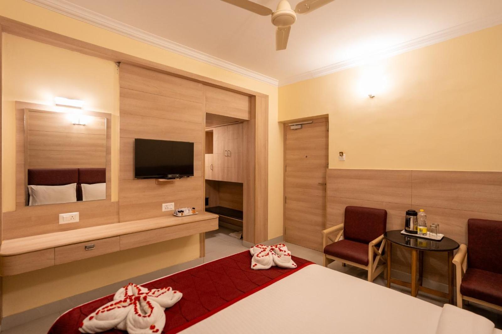 טירונלוולי Sree Bharani Hotels מראה חיצוני תמונה