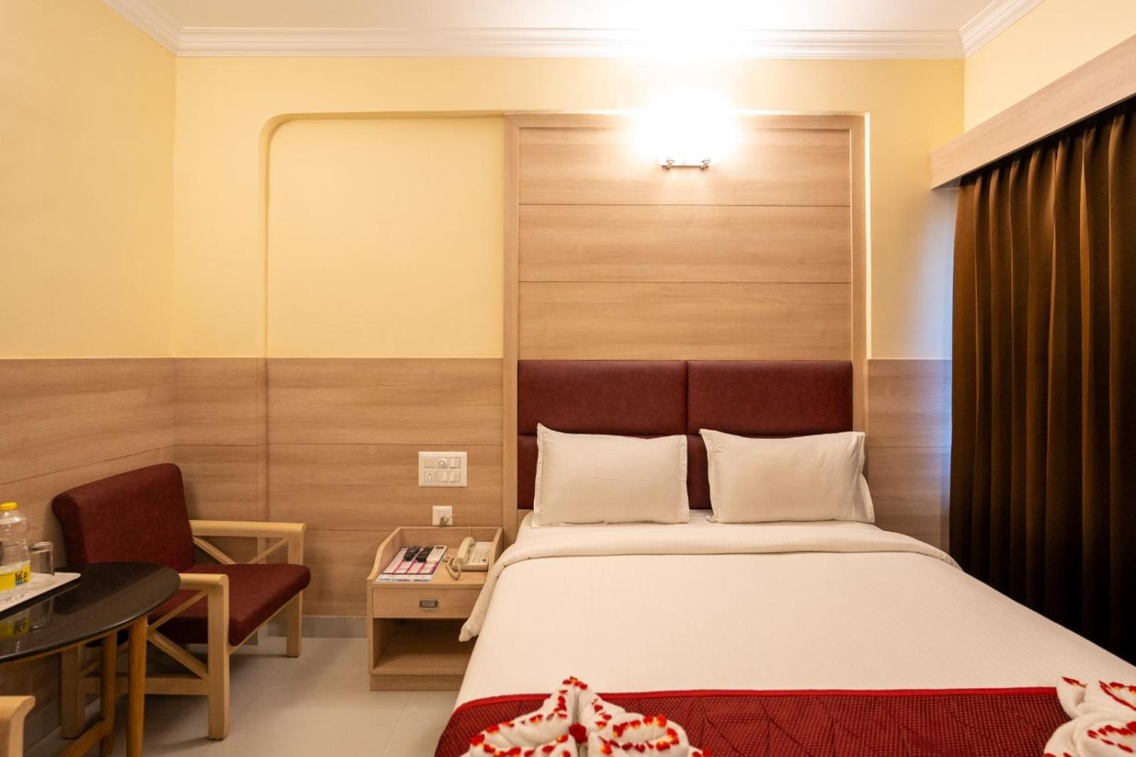טירונלוולי Sree Bharani Hotels מראה חיצוני תמונה