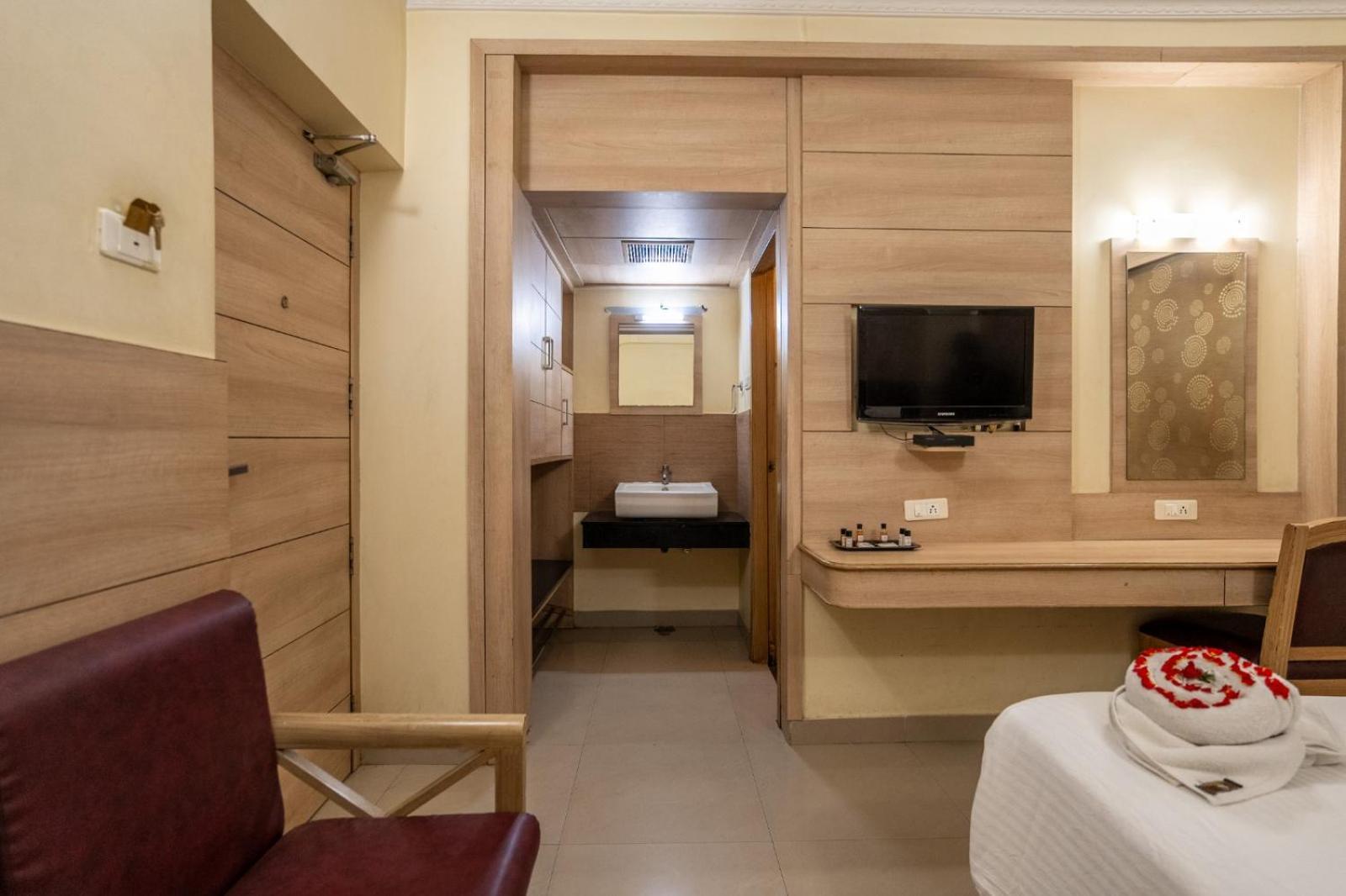 טירונלוולי Sree Bharani Hotels מראה חיצוני תמונה