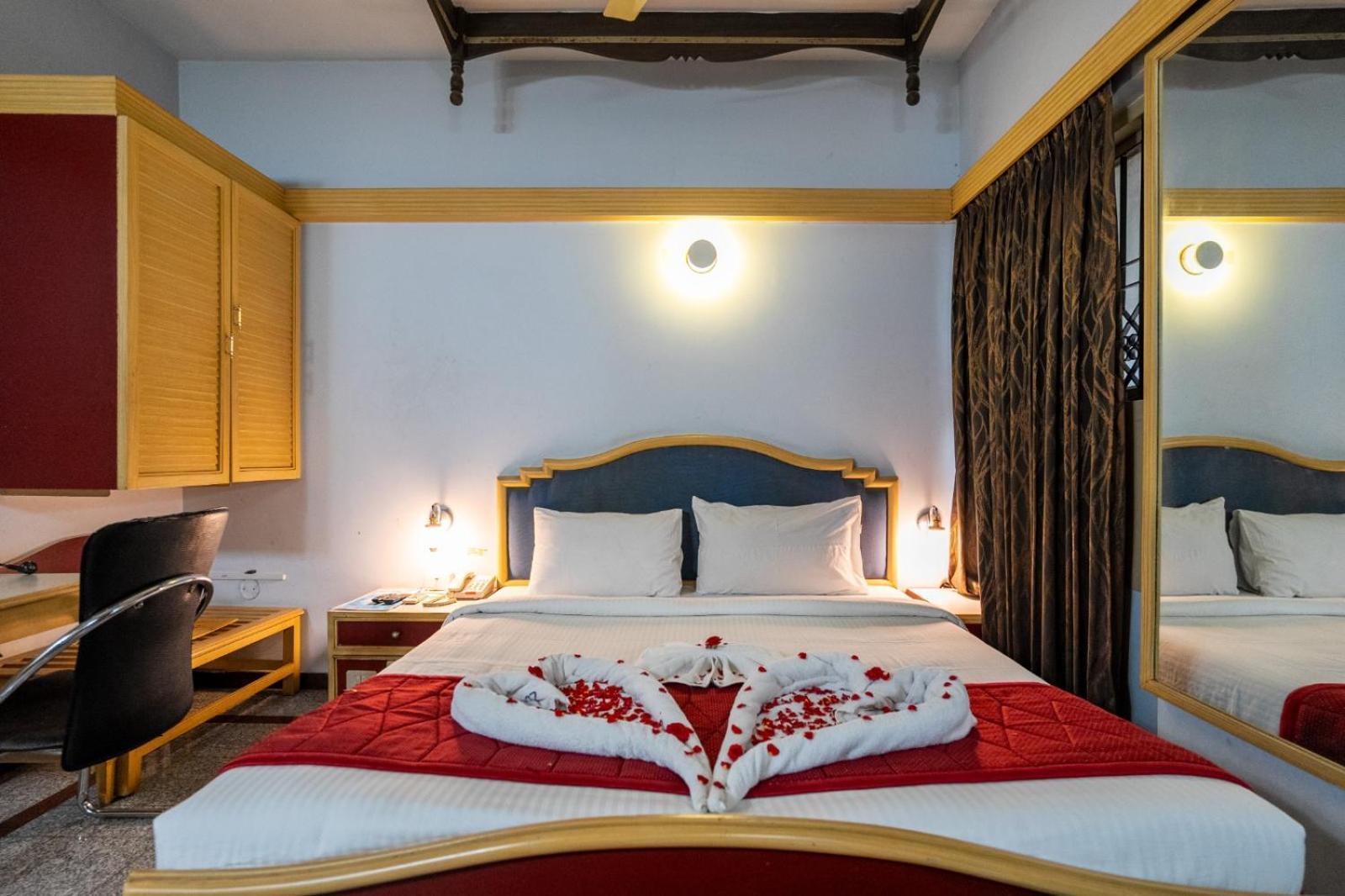 טירונלוולי Sree Bharani Hotels מראה חיצוני תמונה