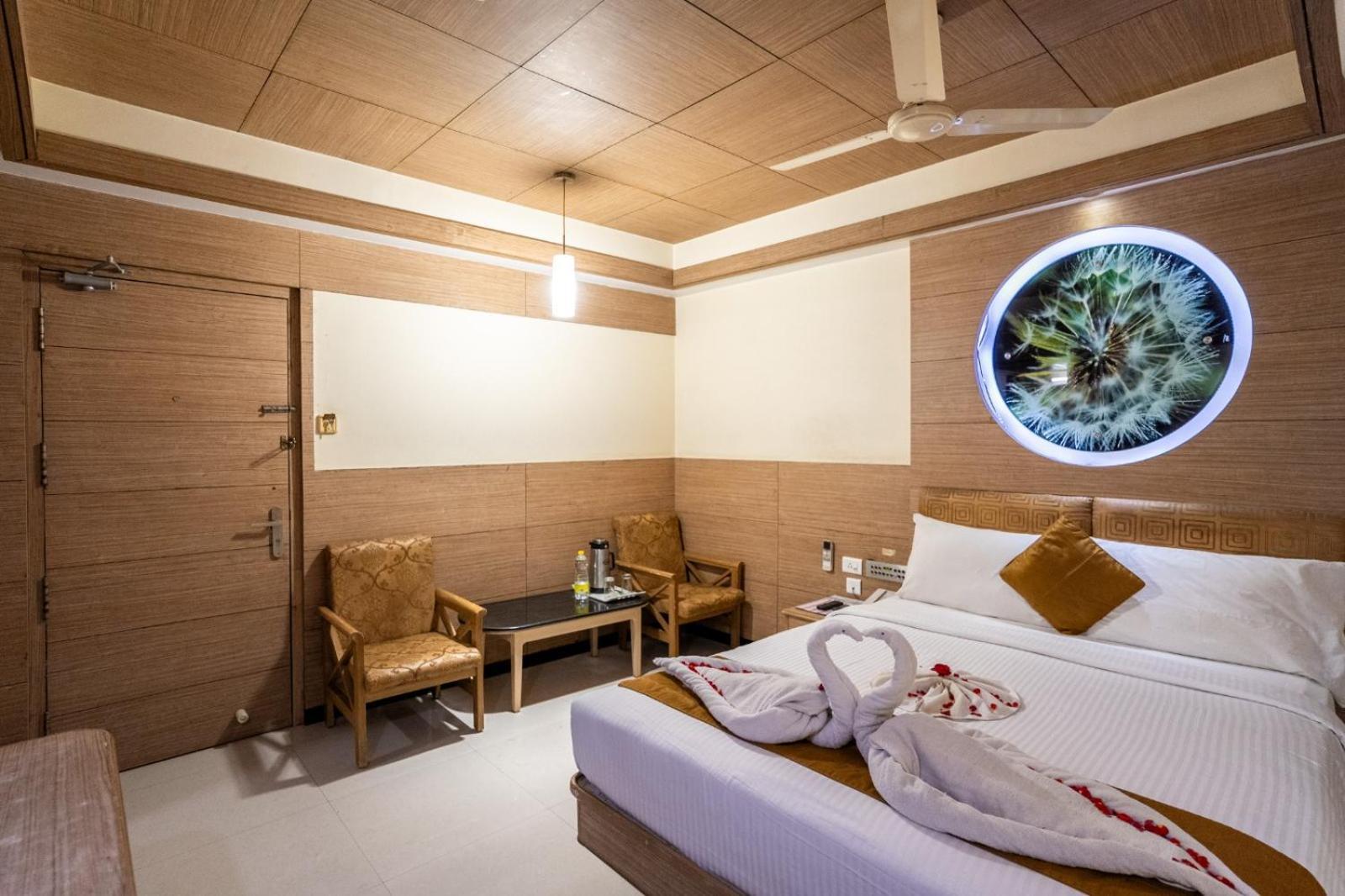 טירונלוולי Sree Bharani Hotels מראה חיצוני תמונה