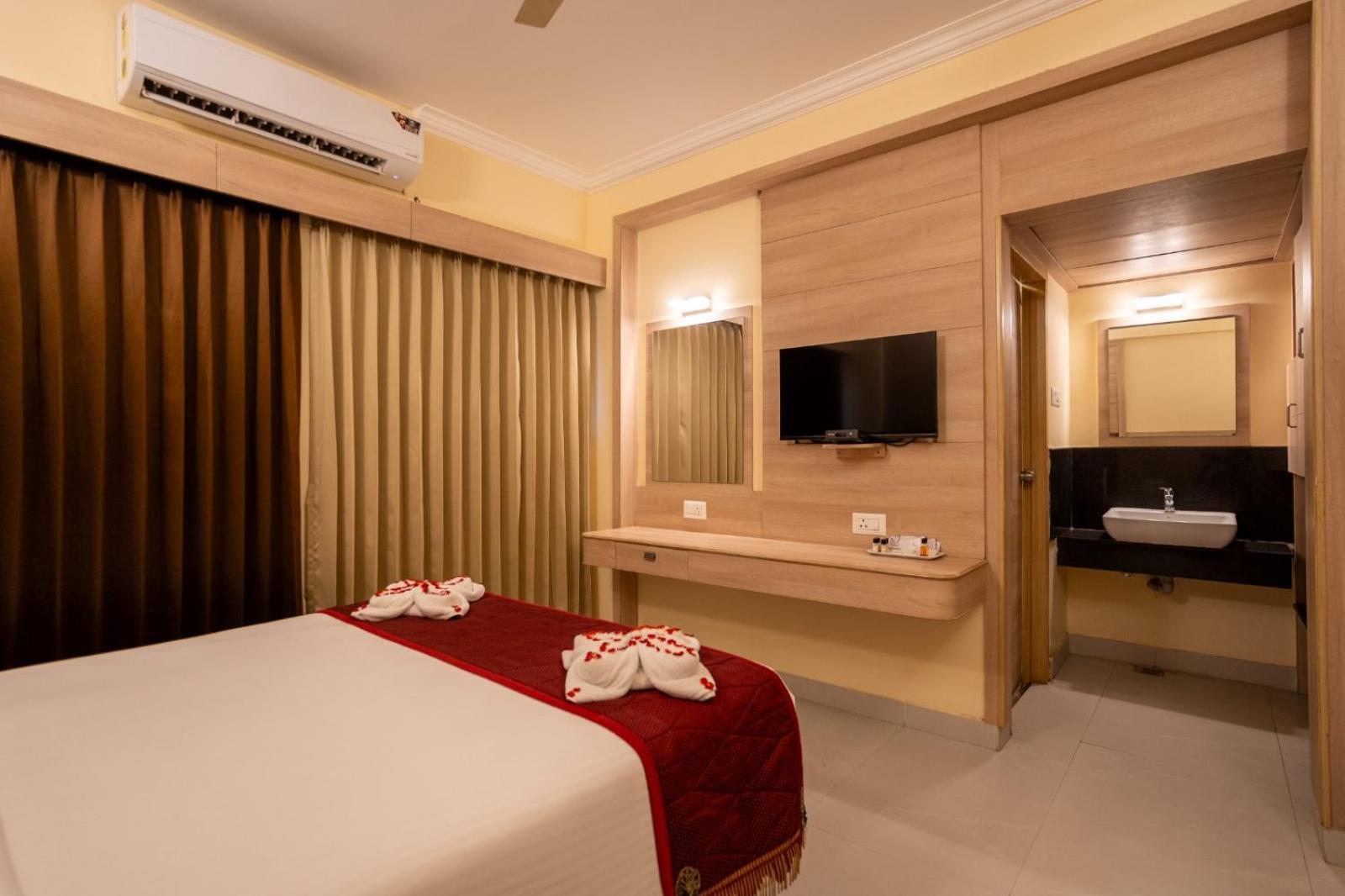 טירונלוולי Sree Bharani Hotels מראה חיצוני תמונה