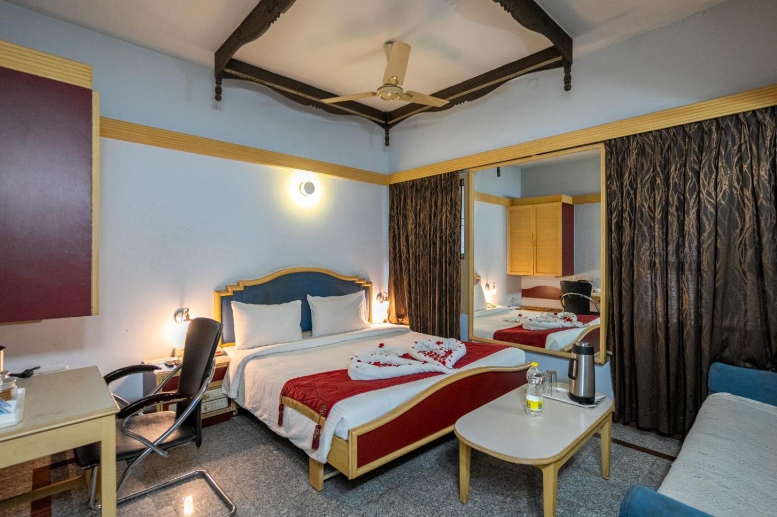 טירונלוולי Sree Bharani Hotels מראה חיצוני תמונה