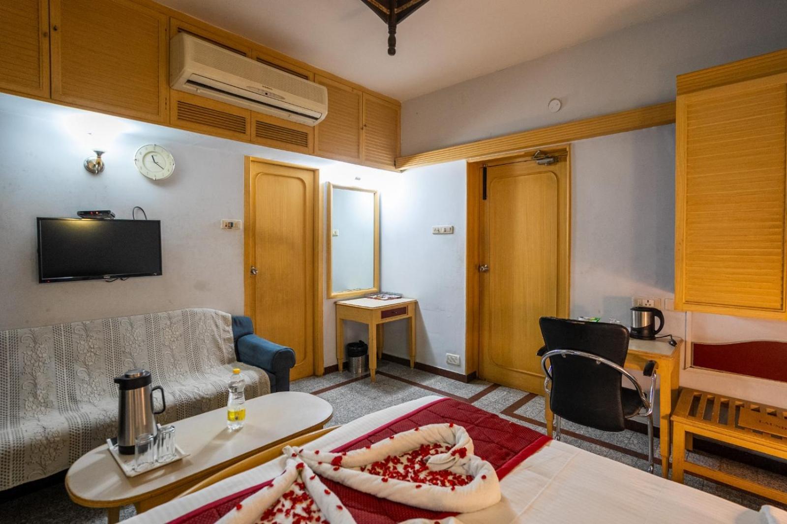 טירונלוולי Sree Bharani Hotels מראה חיצוני תמונה