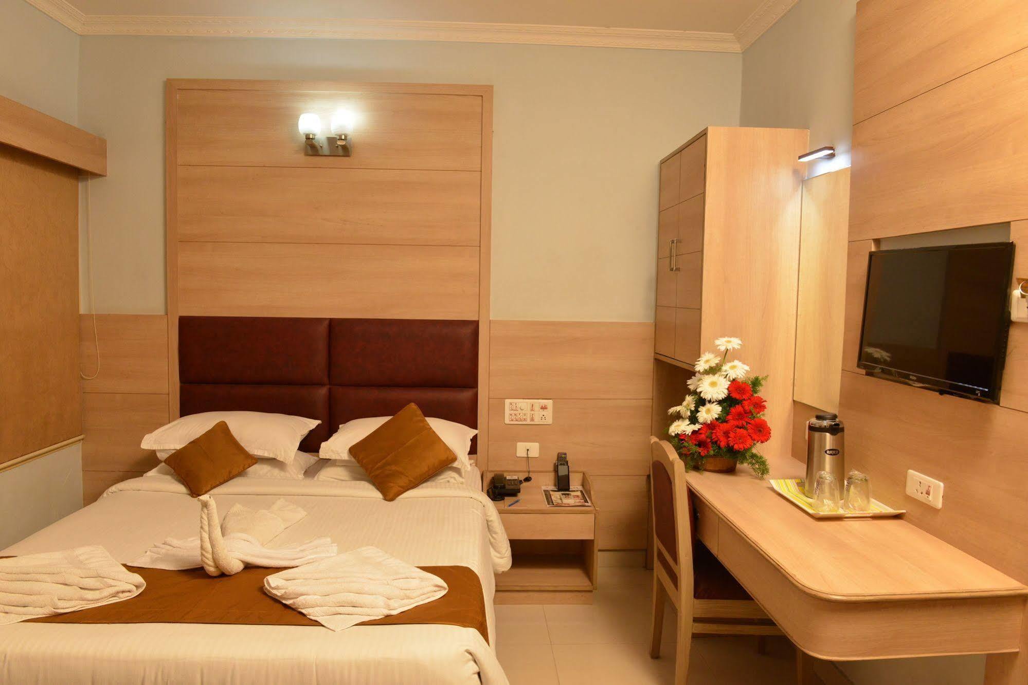 טירונלוולי Sree Bharani Hotels מראה חיצוני תמונה